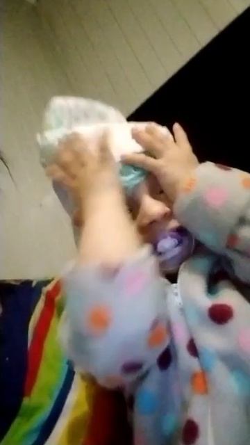 Играет с памперсом.mp4