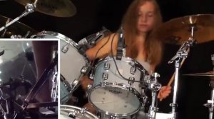 Играет на барабанах. Классно