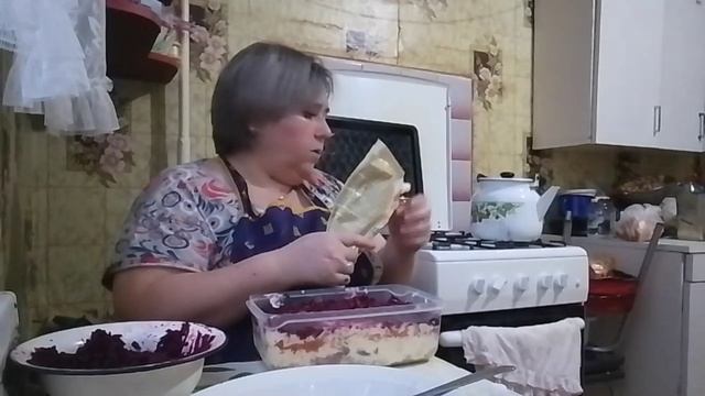 Готовлюсь к своему дню рождения. приготовила селедку под шубой, и очень нежный, вкусный салатик без смотреть онлайн