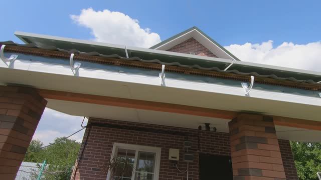 Установка белоснежной водосточной системы Технониколь с возможностью сбора дождевой воды смотреть онлайн