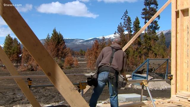 Builders 'overwhelmed' as Grand County rebuilds after the East Troublesome Fire смотреть онлайн