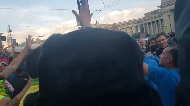 Brazil and Argentina fans in Saint Petersburg смотреть онлайн