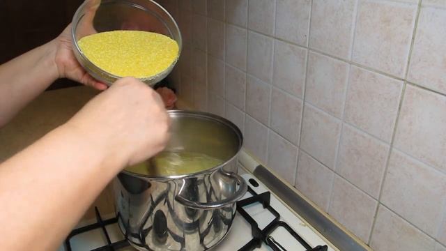 Качамак с царевично брашно, наденица, праз лук и сирене.Pòlenta