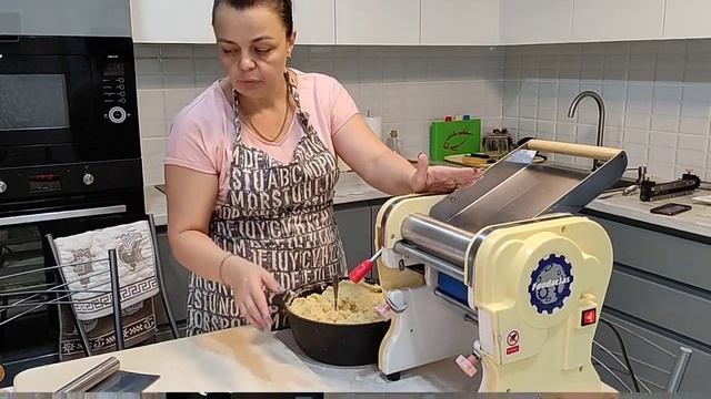 VLOG МОЯ ПОМОЩНИЦА на кухне ЛЕПЛЮ ВАРЕНИКИ смотреть онлайн