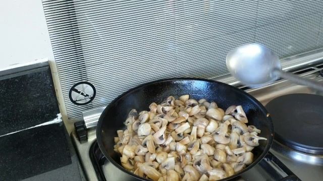 சப்பாதிக்கு மிகவும் சுவையான காளான் கிரேவி | Restaurant style Mushroom gravy recipe in tamil смотреть онлайн