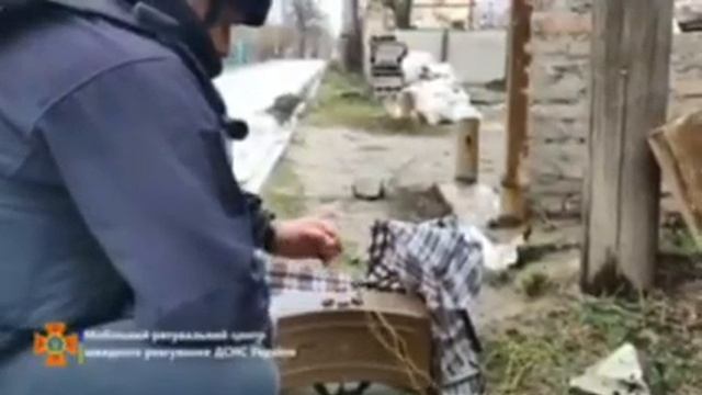 Pirotécnico da SES desarma uma mina mortal MON-90 com alcance de 90 metros disfarçada de sacola. смотреть онлайн