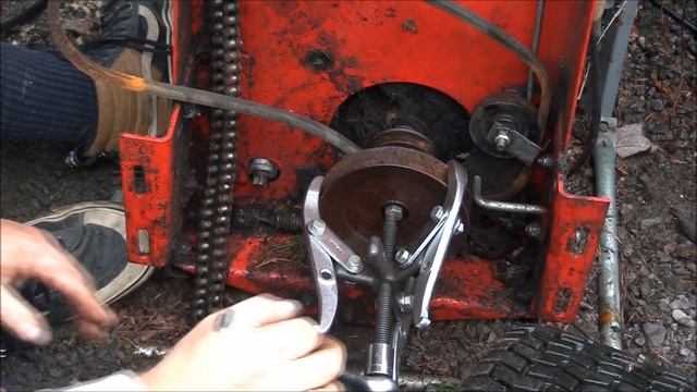 Junkyard TORO Ridng LAWNMOWER ~ How To REMOVE engine ~ vintage BRIGGS and STRATTON 8 hp FLATHEAD смотреть онлайн