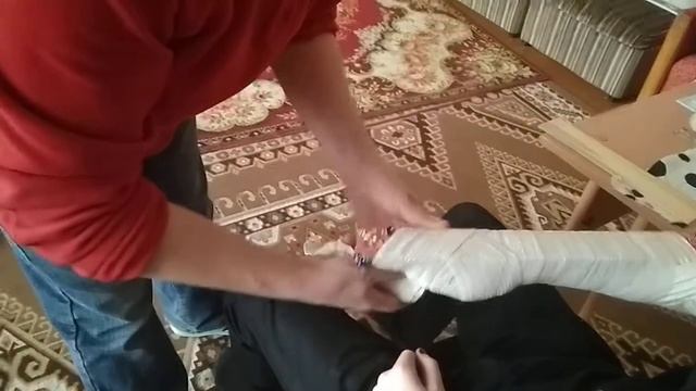 Накладення шини на передпліччя смотреть онлайн