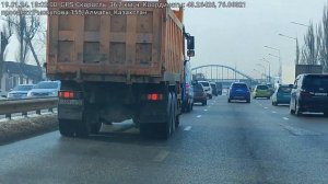 Водитель грузовика, вам нельзя в крайний левый ряд.