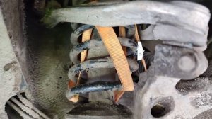 как разобрать стойку не имея стяжек для сжатия пружины.