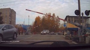 Скорый на  железнодорожном переезде.))