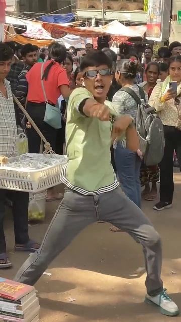 Crazy dance in public Sarojini Market 😂😂 #comedy #funny #ytshort #shorts смотреть онлайн