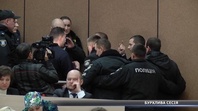 Депутати голосували, активісти билися. У Сумах пройшла сесія облради смотреть онлайн