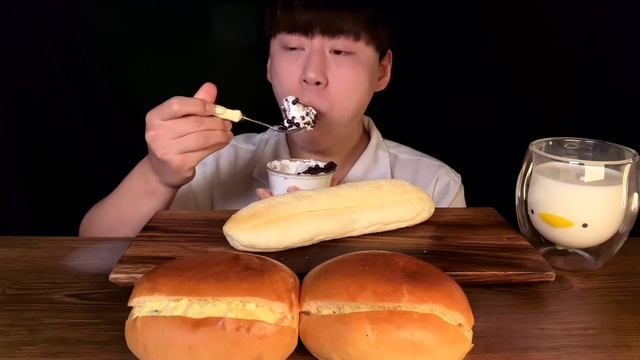 SUB) 나폴레옹 제과점 빵 먹방 ASMR 투박한 빵의 정석!🥐🥯 유명한 샐러드빵, 크림빵, 통팥빵 등 NAPOLEON BAKERY BREAD MUKBANG смотреть онлайн