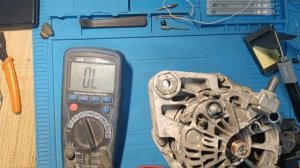 Kia Cerato на панели загорелась лампочка аккумулятора. Снятие проверка и простой ремонт генератора.