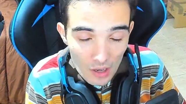 Leyendo COMENTARIOS ABSURDOS que dejan sobre Geometry Dash смотреть онлайн