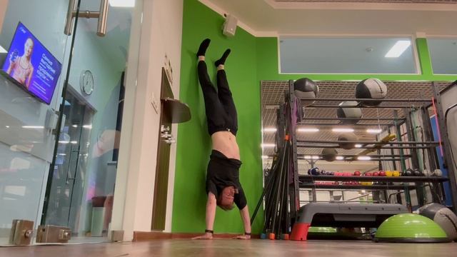 Провисания в плечах в стойке на руках у стены (Handstand shoulder elevation and protraction) смотреть онлайн