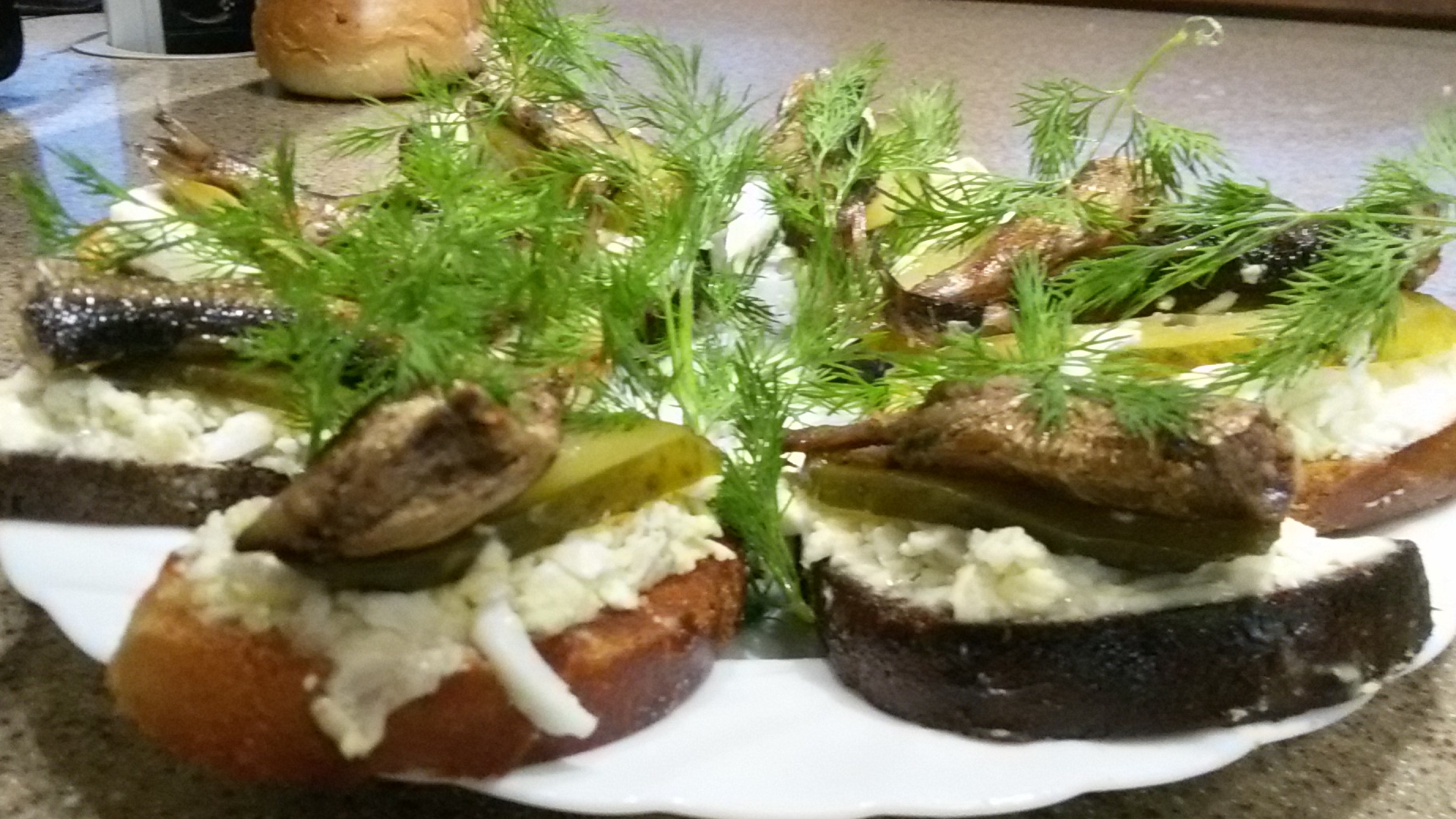 Бутерброды со шпротами, самый вкусный рецепт. Простые и вкусные бутерброды на праздничный стол. смотреть онлайн