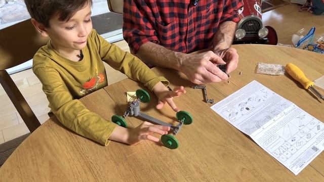 Solar Rover Kid’s Science Experiment Build & Play Fun! смотреть онлайн