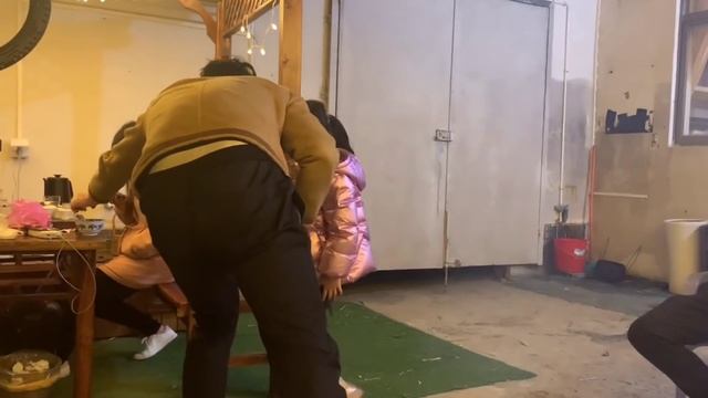 青妹妹自创板烧鱿鱼，阿伟一边吃一边夸，自己动手吃过瘾【青妹妹】 смотреть онлайн