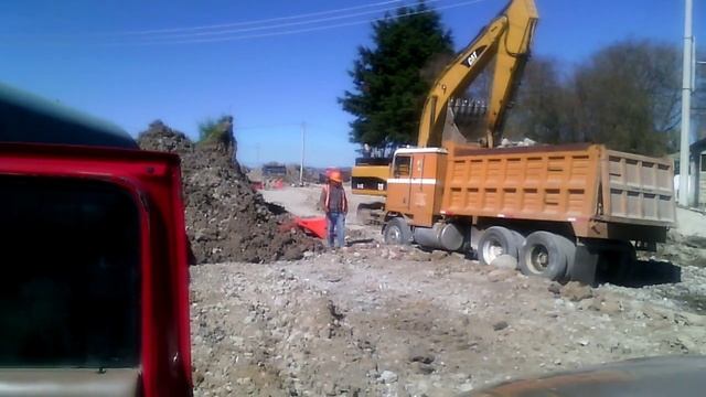 Camión sacado con maquina 345 CL смотреть онлайн