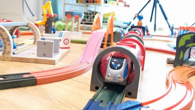 Brio Smart Tech Train Station, Bridge, subway Tunnel, Train Crash Truck Vehicles, Crane Cargo Train смотреть онлайн