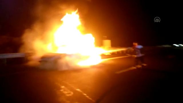 Bu Otomobilden 6 Kişi Son Anda Kurtuldu смотреть онлайн