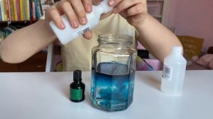 Виктория Закурко, 2М1 класс. Опыт с красителем и перекисью.