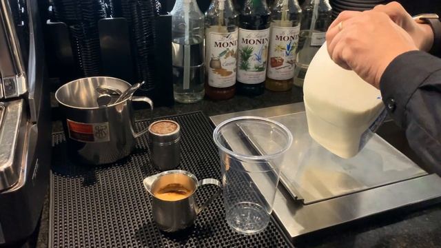 Cafe Vlog EP.960 | Iced Caramel Macchiato | How to make coffee drinks | Caramel Macchiato смотреть онлайн