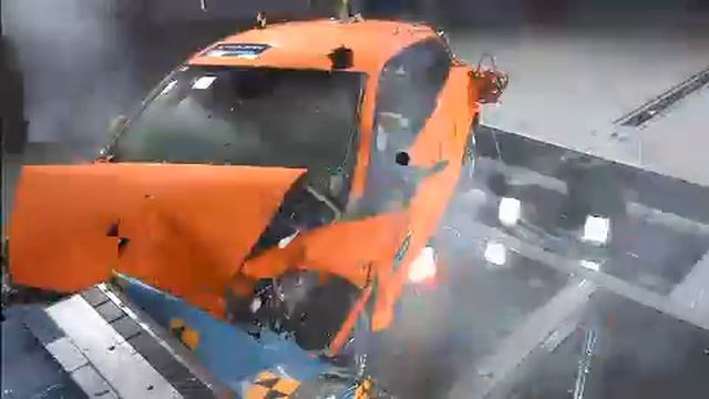 Volvo C30 Electric Crash Test (Officiel) смотреть онлайн