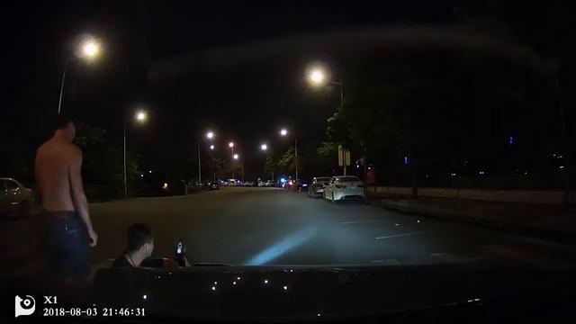 Instant Karma - Two Chinese men try to fake an accident || DDPAI Dash Cam смотреть онлайн