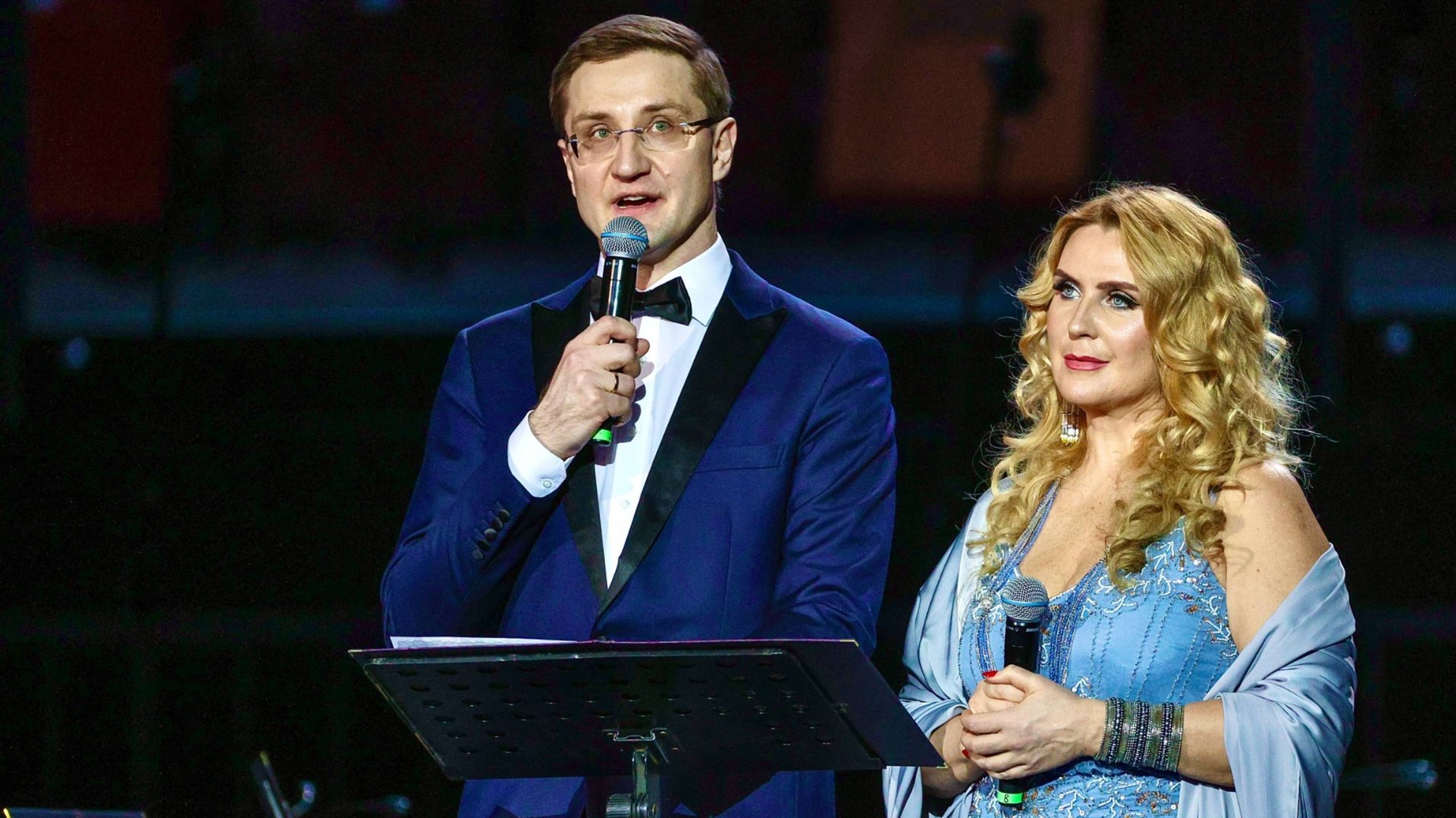 Фрагменты проведения концерта в Лужниках. Ведущий Роман Акимов. Прямой эфир