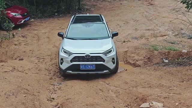 Тойота Рав 4 2025 - ЖЕСТКИЙ тест-драйв и ОТЗЫВ проверка на прочность смотреть онлайн