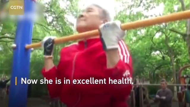 Grandma practices handstands and splits to stay healthy at 75 смотреть онлайн