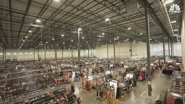 How Urban Outfitters Is Winning The Clothing Rental Game смотреть онлайн