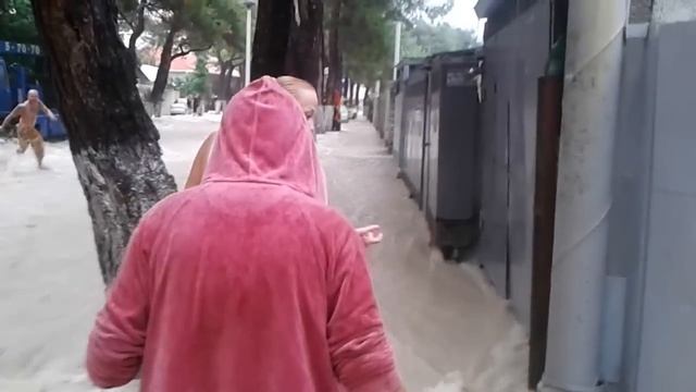 Лови волну. Тогда мы не знали чем обернется ливень. смотреть онлайн