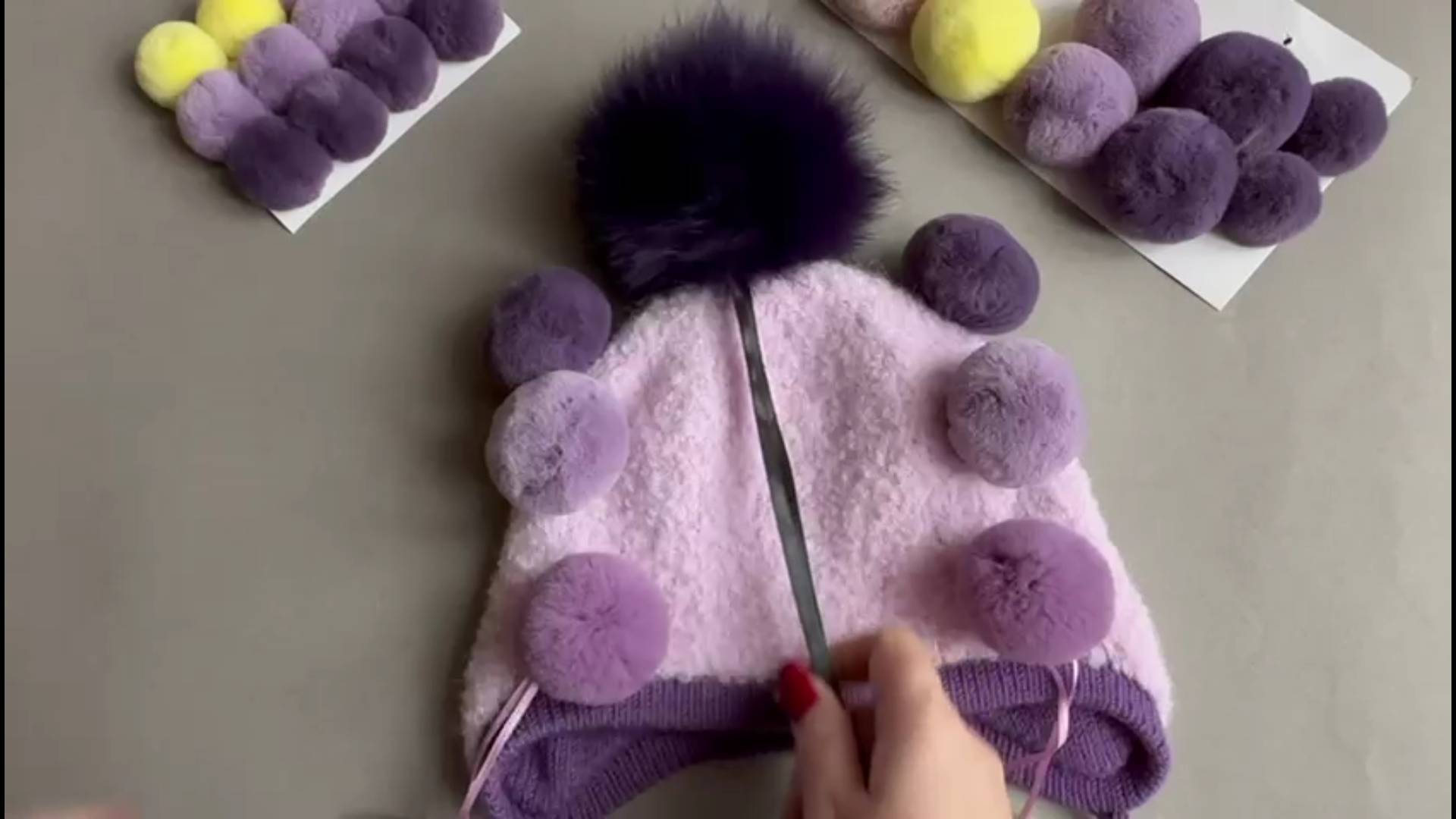 Выбор оттенка и размера помпона для детской вязаной шапки смотреть онлайн