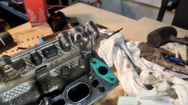 Rebuilding a cylinder head for a Volvo S60R to replace the valve stem seals. - HOWR смотреть онлайн