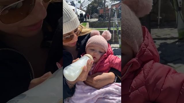 Claudia almorzando su biberón chicco en la nieve de Sierra Nevada смотреть онлайн