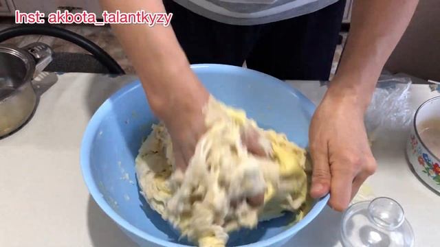 Салқын суға ұн сала салдым😱 Сүтсіз,жұмыртқасыз оңай бюджетті булочки. смотреть онлайн