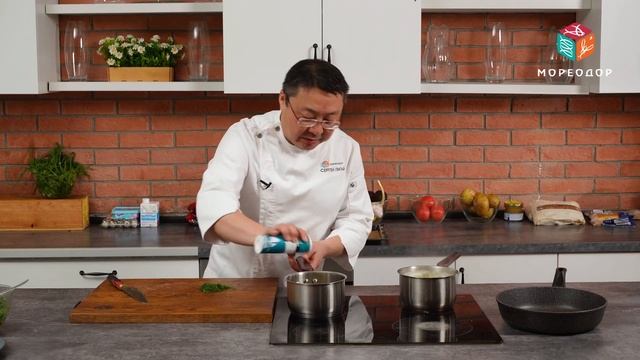 Запечённая скумбрия с молодым картофелем и огурцами – рецепт приготовления рыбы от Сергея Лигая смотреть онлайн