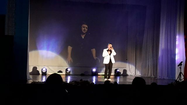 Лечу над нашим домом.