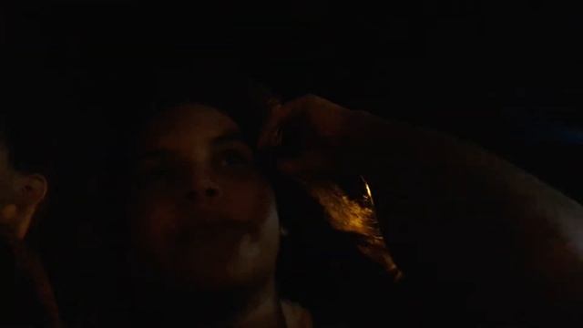 en un carro que tiene una ventana en el techo смотреть онлайн