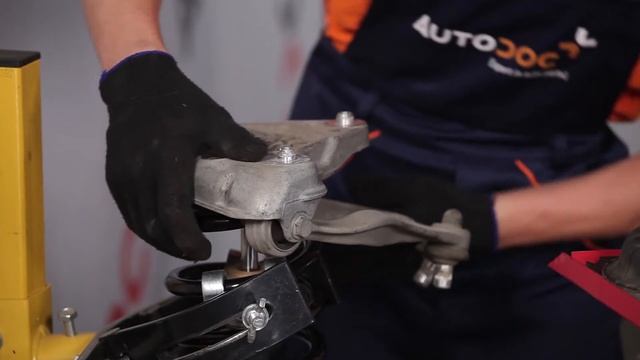 Jak wymienić sprężyny przednie przedniego zawiszenia w AUDI A4 B6 TUTORIAL | AUTODOC смотреть онлайн