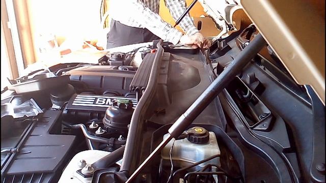 BMW 328i or 128i Engine Tray Removal смотреть онлайн