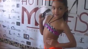 clase de pasarela en traje de baño