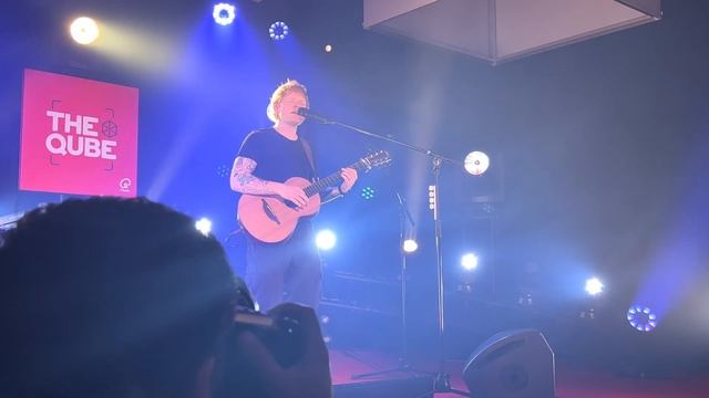 Ed Sheeran - Shivers LIVE in Amsterdam at The Cube Q-Music 4K 05/10/2021 смотреть онлайн