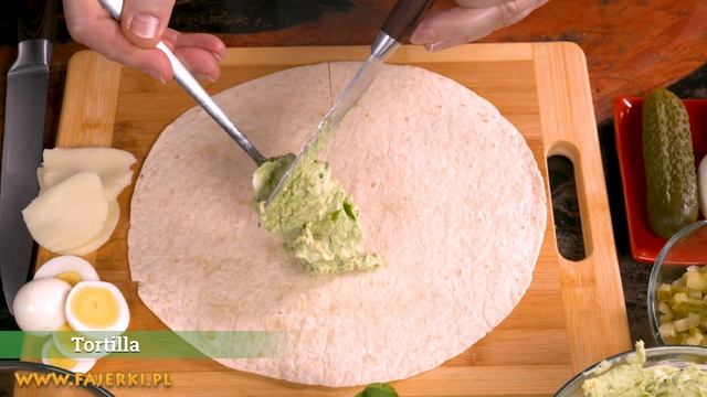 Fit śniadanie Z Tortillą - Trójkąty I Roladka Z Jajkiem, Kurczakiem I Roszponką