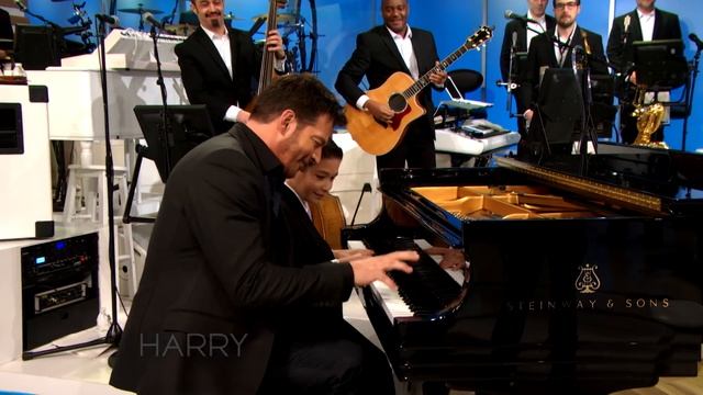 Harry Plays Piano With "Little Piano Man" смотреть онлайн