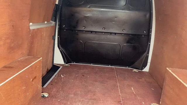 Volkswagen Transporter T28 Panel van Highline SWB 110 PS 2.0 TDI 5sp Manual смотреть онлайн